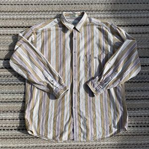 Levi’s button-up 👨🏽‍🎨